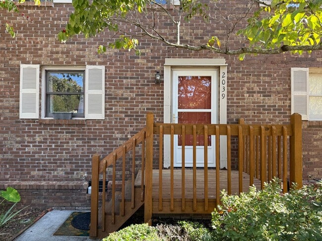 Building Photo - 2 Bedroom 1.5 Bath Townhome located in Gre...