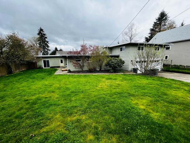 Primary Photo - 4 Bedroom East Bremerton with Large Yard