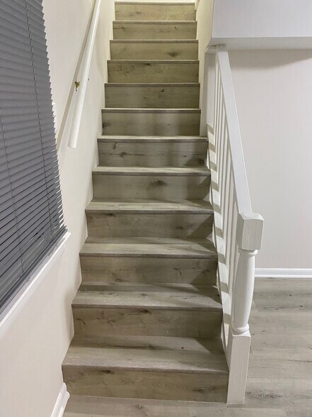 Building Photo - 563 Pennington Ave