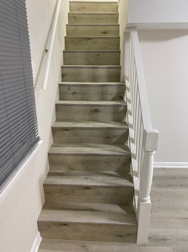 Building Photo - 563 Pennington Ave