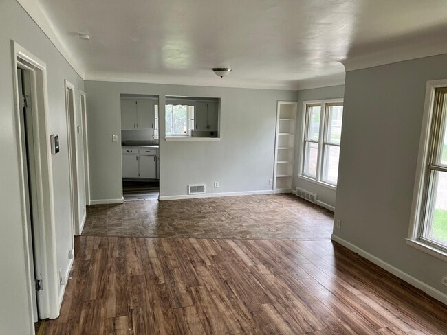 Building Photo - Bright and Functional 2-Bedroom Rental in Flint