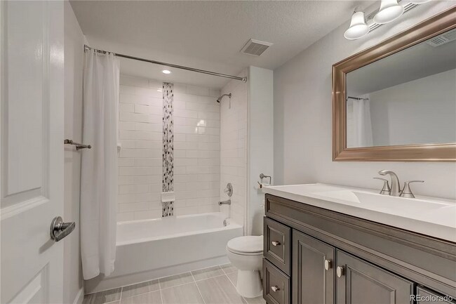 Building Photo - 552 Steele St