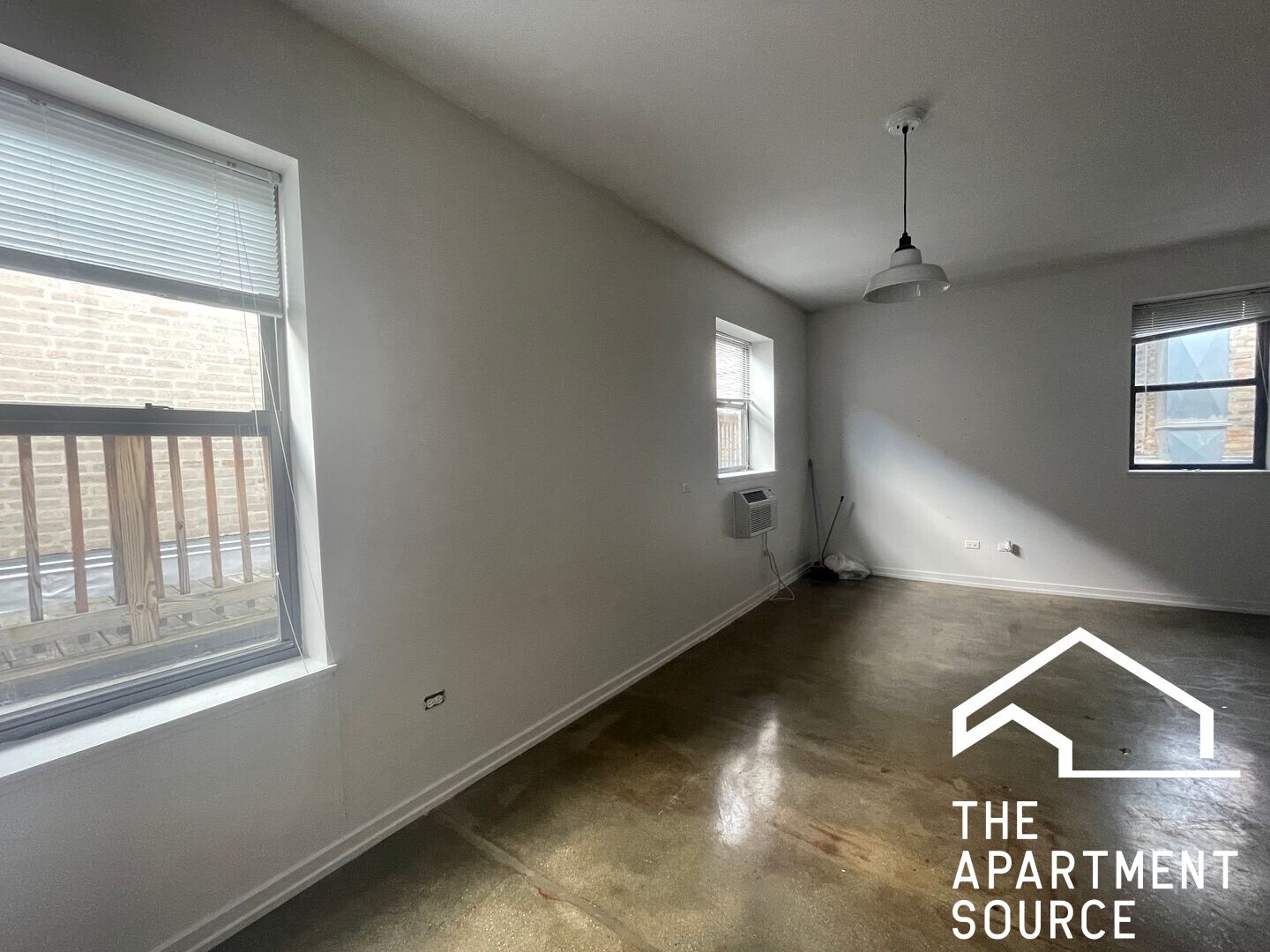 Building Photo - 1136 W Wilson Ave