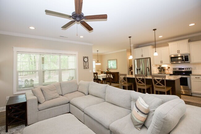 Building Photo - "Charming 4-Bedroom Retreat with Fireplace and 3 Full Baths in Aberdeen!"
