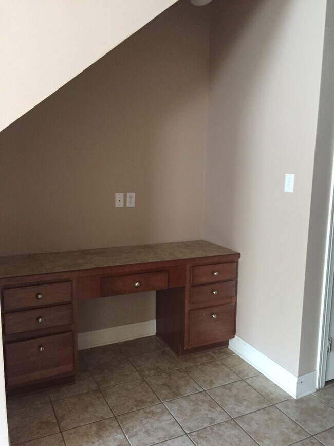 Building Photo - Gated Townhome Close to LSU, LSU bus route...
