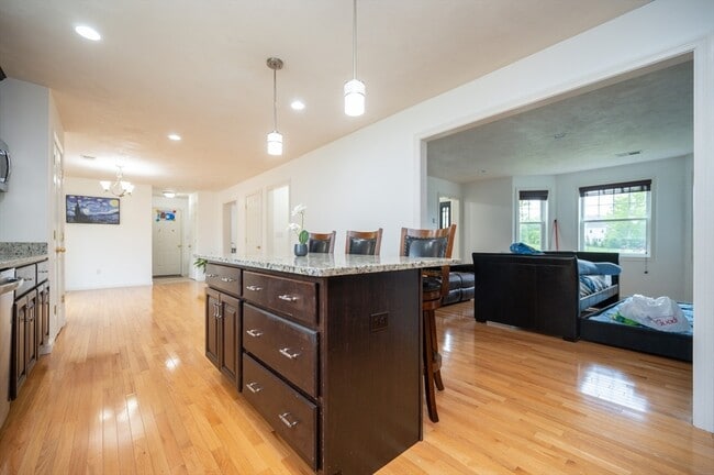 Building Photo - 7 Willow Brook Ln
