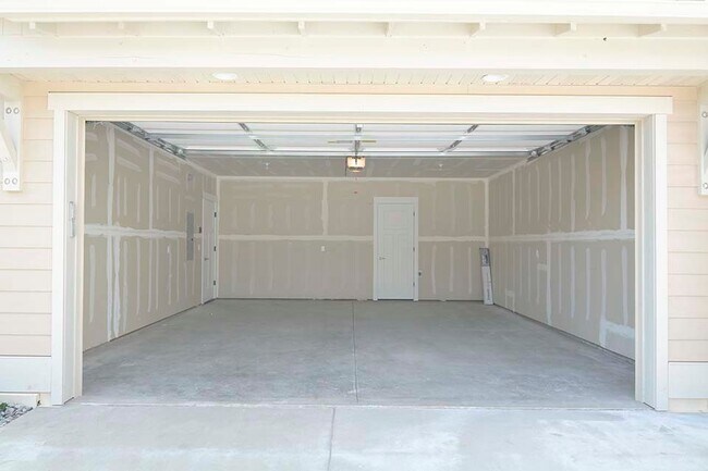 Building Photo - Luxury Four Bedroom with Farmland Views
