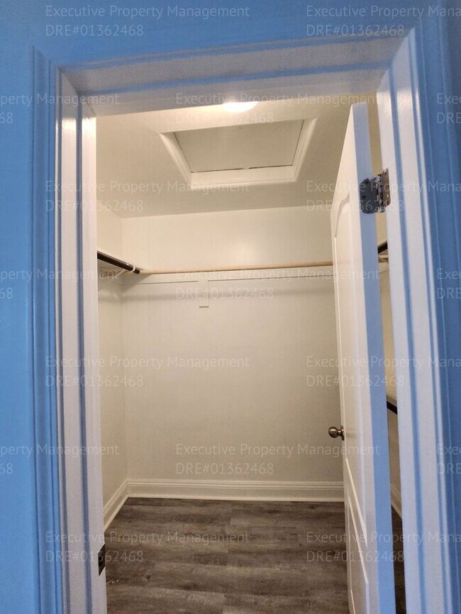 Building Photo - 4 bedroom/ 2 bathroom located in the South...