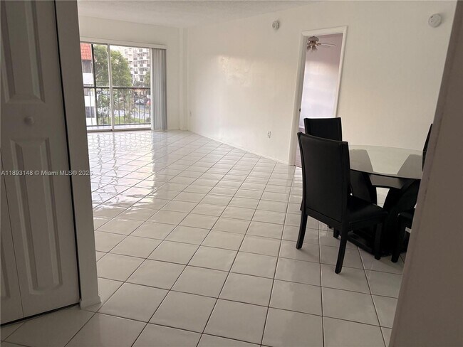 Building Photo - 4172 Inverrary Dr