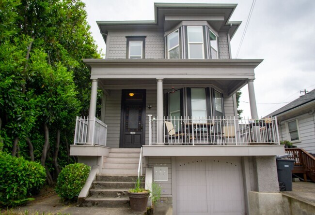 Building Photo - Gorgeous & Luxurious Remodeled Top-Floor T...