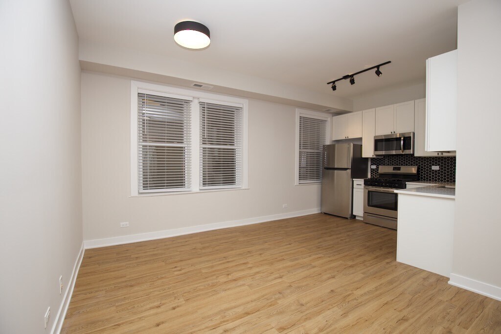 Building Photo - 661 W Wrightwood Ave