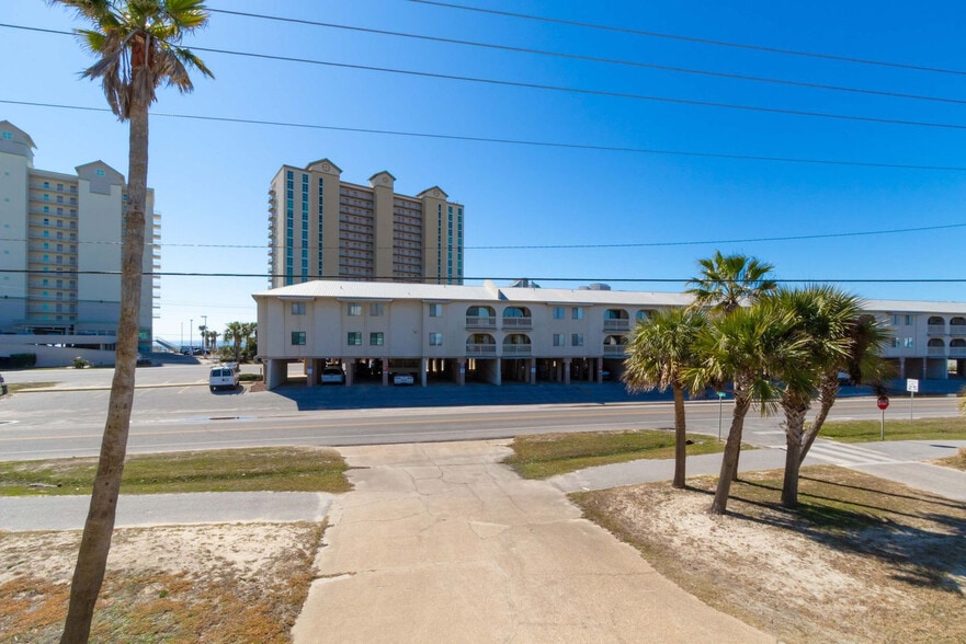 Building Photo - 920 W Lagoon Ave