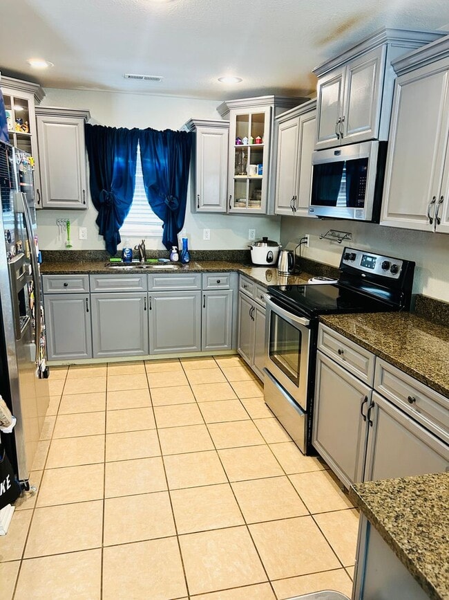 Building Photo - Beautifully Updated, Close to Fort Riley!