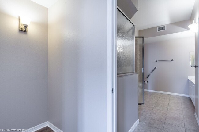 Building Photo - WALKING DISTANCE TO SUNSEEKER RESORT AND P...