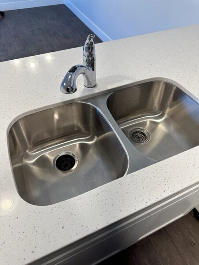 Building Photo - Gorgeous Condo!