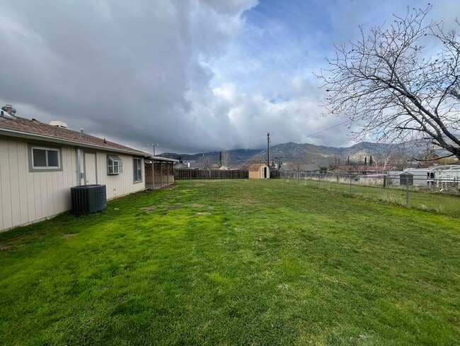 Building Photo - Golden Hills!