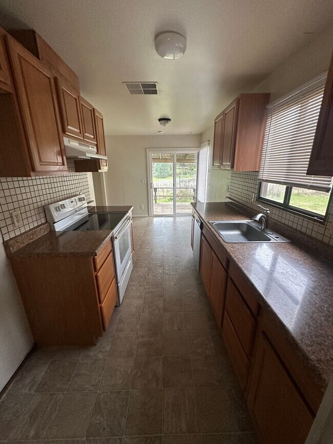 Building Photo - 912 Feather Dr