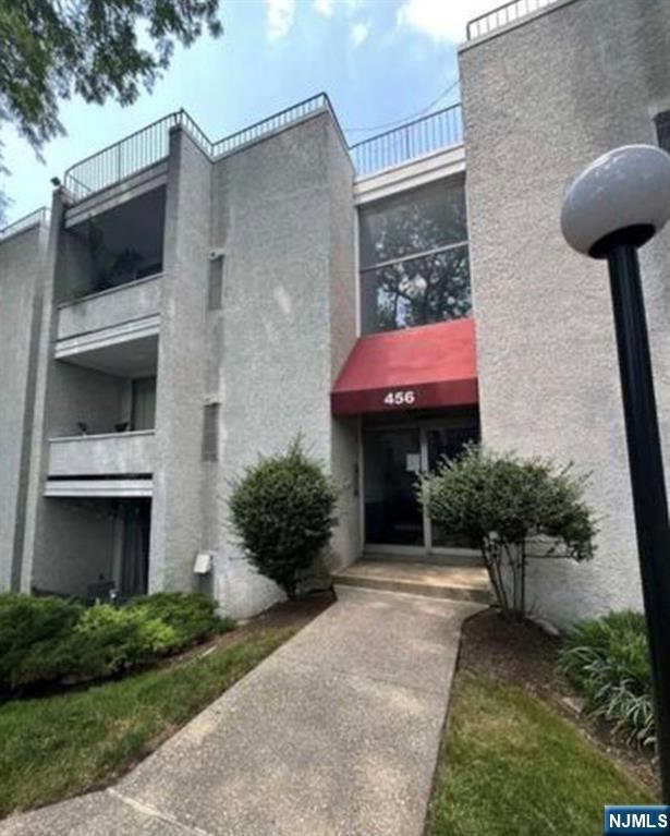 Building Photo - 456 River Rd
