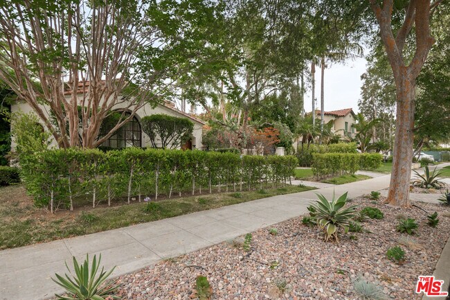Building Photo - 312 S El Camino Dr