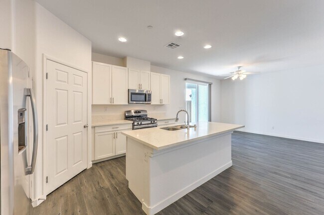 Building Photo - MUST SEE 3 bedroom Home!