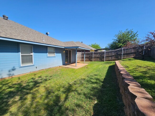 Building Photo - (3) Bed/(2) Bath In NE Norman Avail NOW!