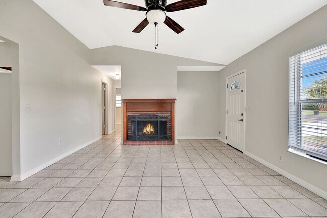 Building Photo - Beachside Bliss in Hobe Sound – Move-In Ready with Room to Roam!