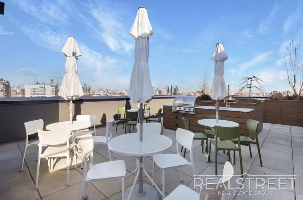 Building Photo - Stunning 2Bed 2Bath Apt with Private Balcony Prime location off the L next to McCarren Park