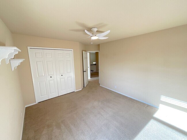 Building Photo - 5 Bedroom Home Available Near Rangewood Dr & Vickers Dr!