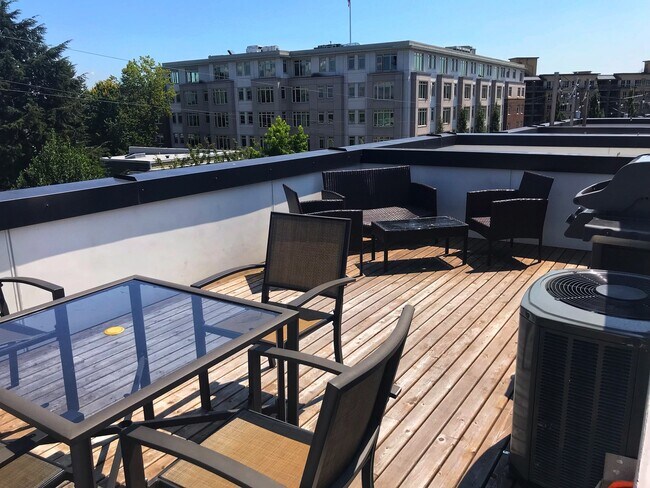 Building Photo - Gorgeous, Airy Townhome on Treelined Stree...