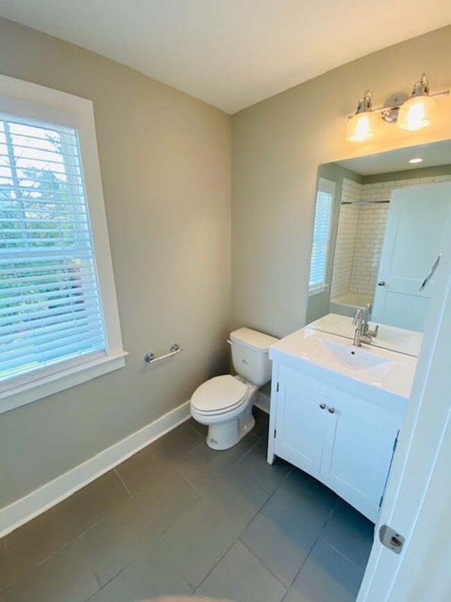 Building Photo - Beautiful 4 bedroom 4 bathroom house in th...