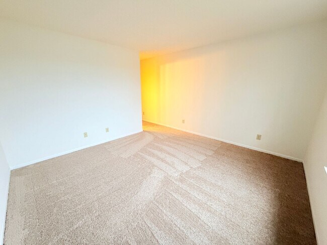 Building Photo - 1555 Blue Brook Way