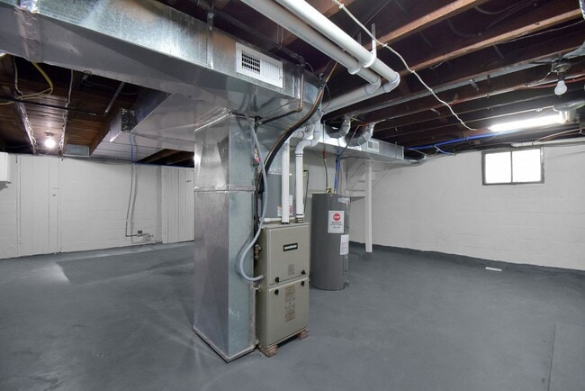 Building Photo - Stylishly Renovated 4 Bed, 2 Bath Single-F...