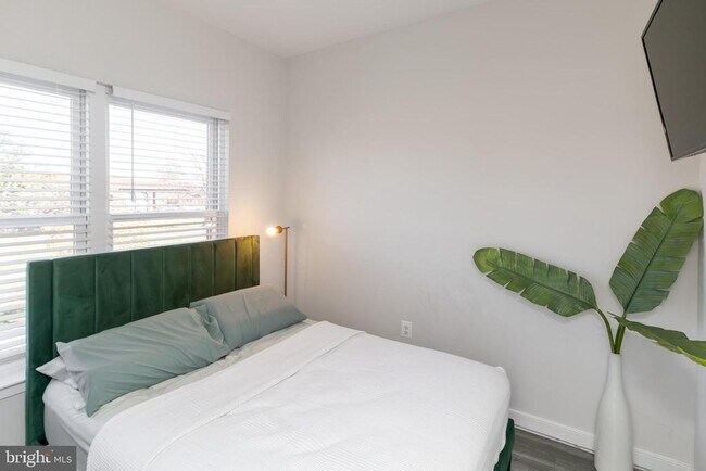 Building Photo - 935 Sycamore Dr SE