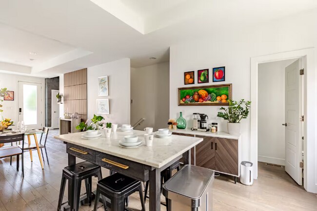 Building Photo - 2824 W Parkside Pl