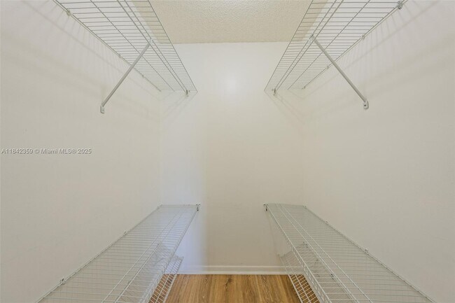 Building Photo - 3581 Inverrary Dr