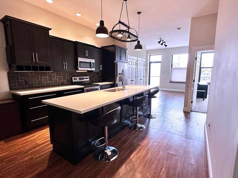 Building Photo - 330 S Cedar St