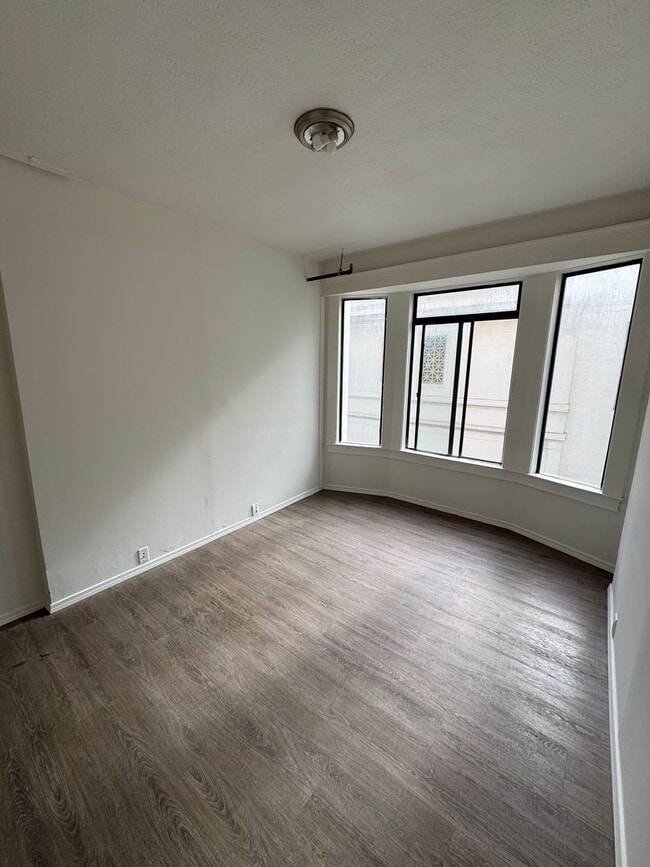 Building Photo - Modern Private Room with Attached Bath in ...