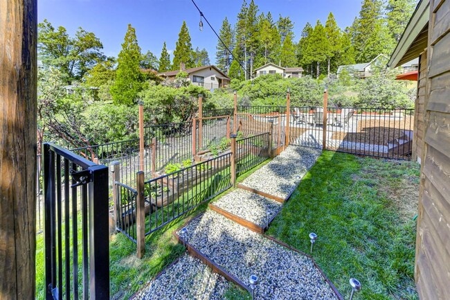 Building Photo - 2 Bedroom Home Tucked away in the Sierras