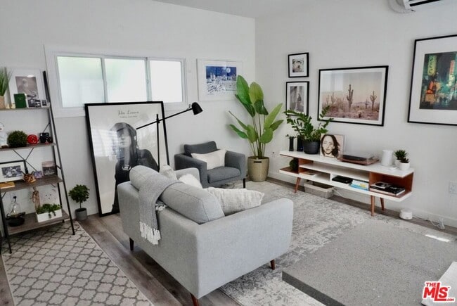 Building Photo - 1157 S Point View St