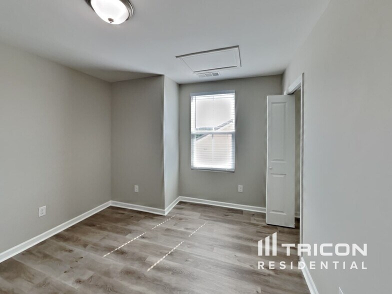 Building Photo - 1857 Belle Arbor Dr