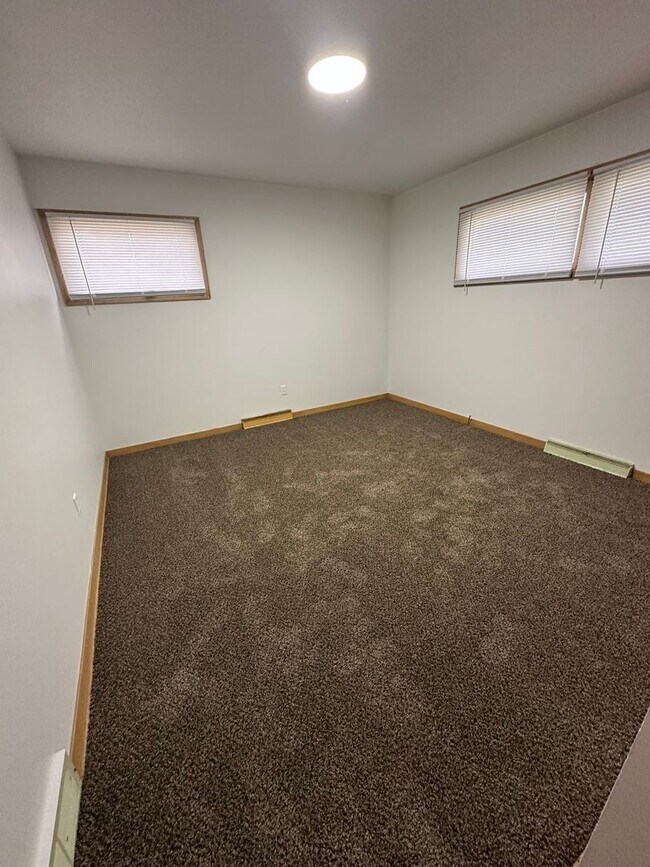 Building Photo - 3 Bedroom, 1 Bathroom House with Carport