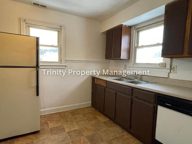 Building Photo - 649 Birch St