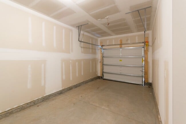 Building Photo - Modern 2 Story Townhome in Brightleaf Comm...