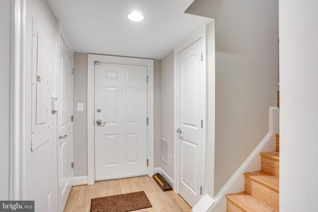 Building Photo - 906 Slaters Ln