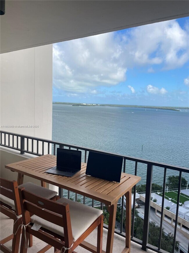 Building Photo - 520 Brickell Key Dr