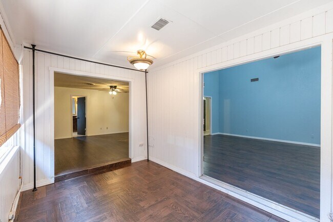 Building Photo - 2/2/2; newly painted walls, new flooring!