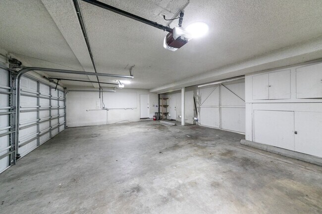 Building Photo - Alto Cedro Estate Lease