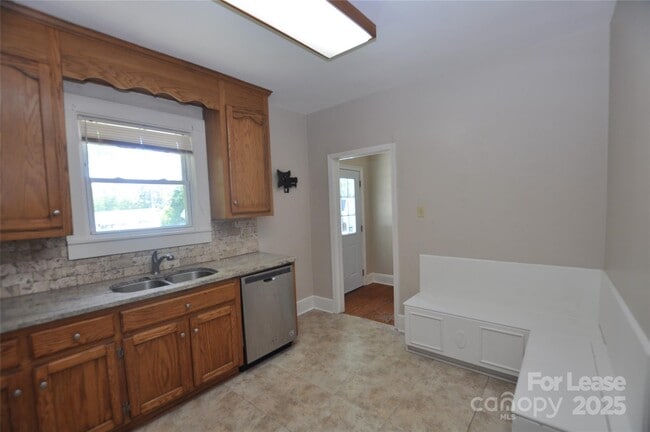 Building Photo - 1731 Perfection Ave