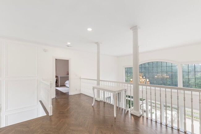 Building Photo - Luxury Furnished Home
