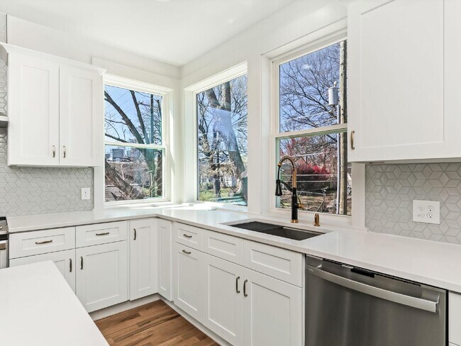 Building Photo - Custom 3 story home in the heart of Belmont/Optimist Park!